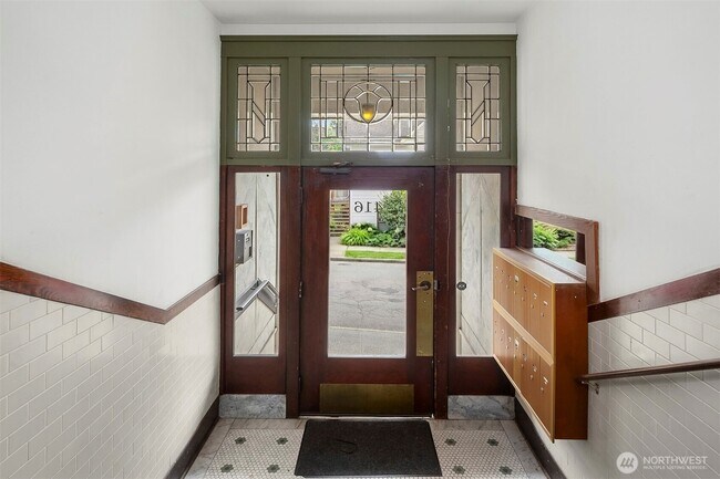 Entrada al edificio desde el interior - 416 E Roy St