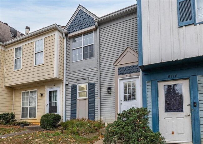 Foto del edificio - 6716 Colchester Pl NW