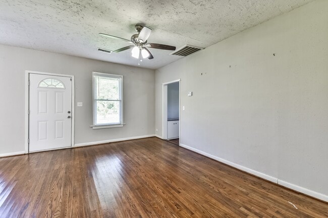 Foto del edificio - Comfy 3 Bedroom Home Complete Rennovation!...