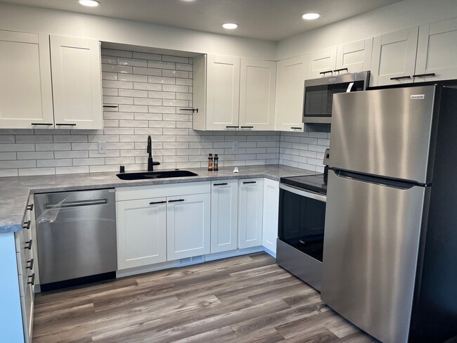 Foto del edificio - 644-646 Woodlawn Dr - Duplex