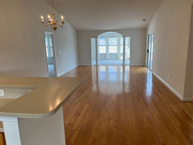 Foto del edificio - Pet-Friendly, 3 Bedroom, 2 Bath, Unfurnish...