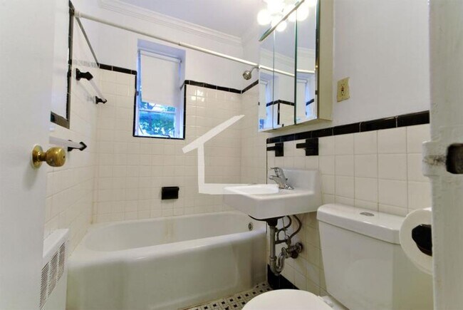 Building Photo - No Brokers Fee, One Month rent-Free, Heat,...