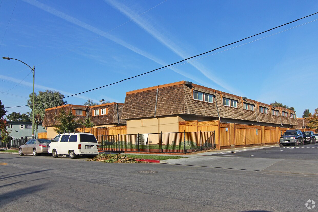 Primary Photo - Capitol Townehouses
