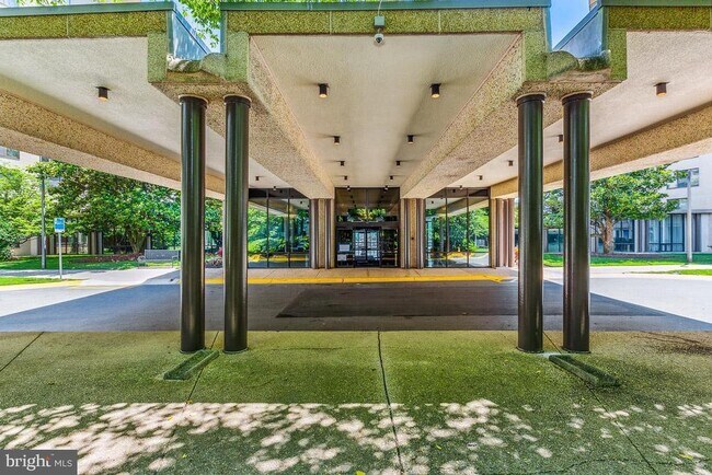 Foto del edificio - 5225 Pooks Hill Rd