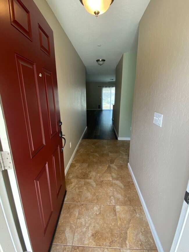 Building Photo - Lovely Home for rent in Visalia, Ca