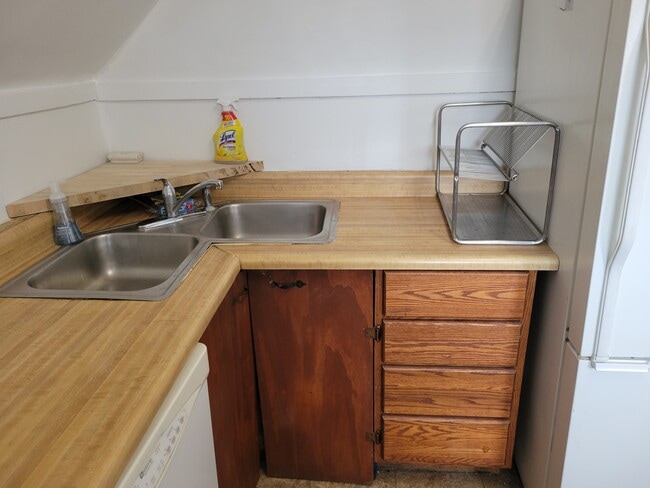 15 linear ft countertop - 2320 W Eastwood Ave