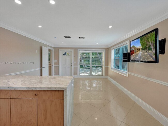 Foto del edificio - 881 NE 46th Ct