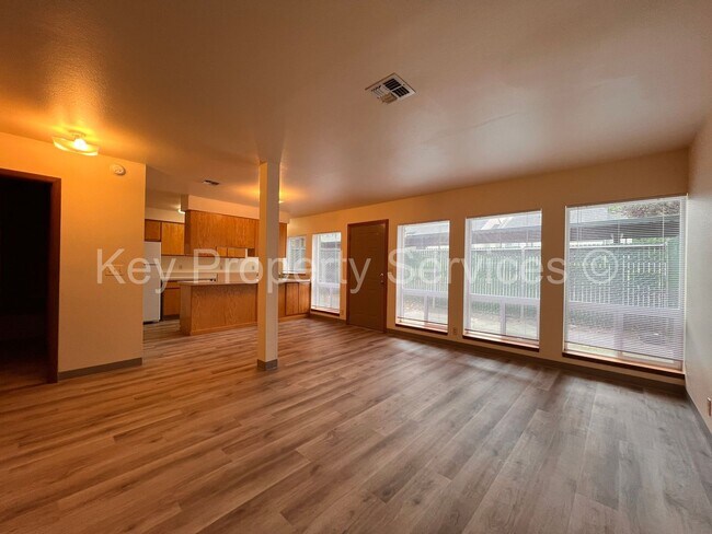 Foto del edificio - Vancouver Two Bedroom Townhome with Backyard