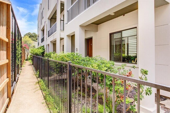 Foto del edificio - 802 Waverly St