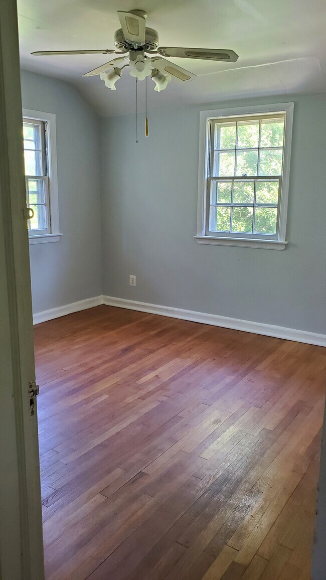 Foto del edificio - 9606 Cedar Ln