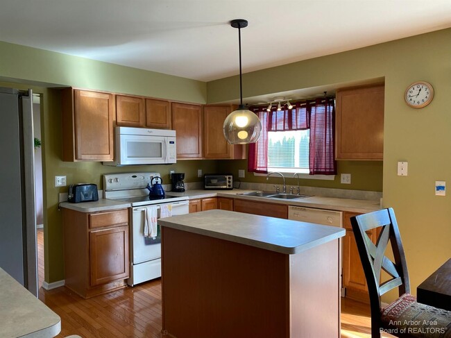 Building Photo - 5727 Sunrise Dr