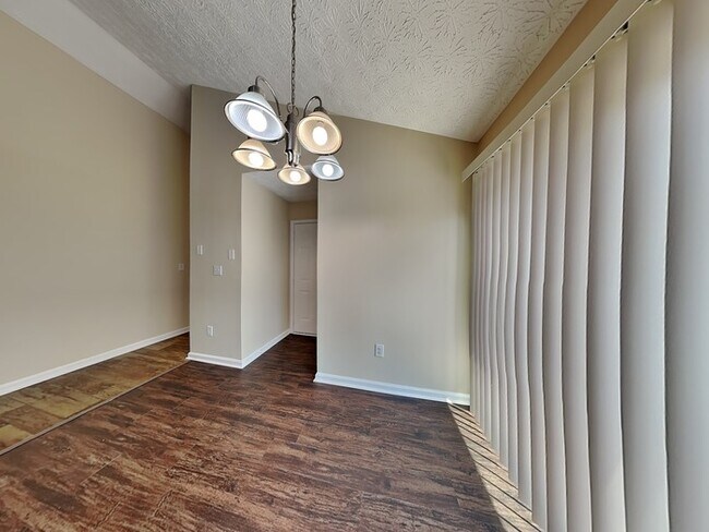 Building Photo - $1695 Off September's Rent When you move i...