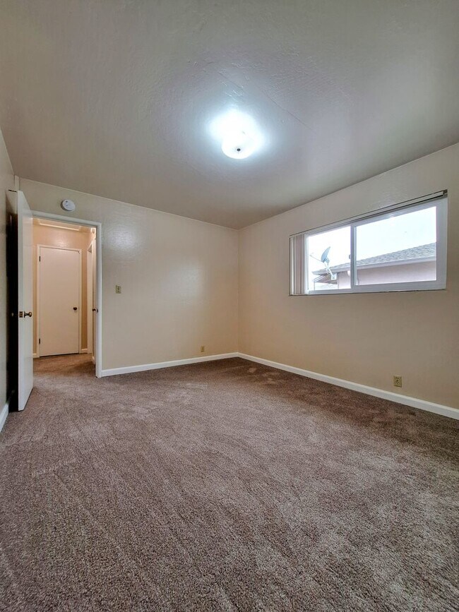 Building Photo - Second Floor 1bd Apartment With NEW Paint & Floors Throughout!