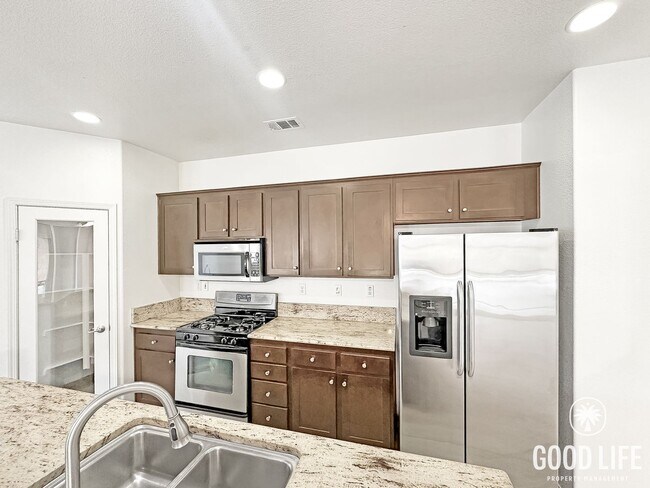 Foto del edificio - Welcoming 2B/2BA Condo with Balcony, In-Unit Laundry and Pool Access.