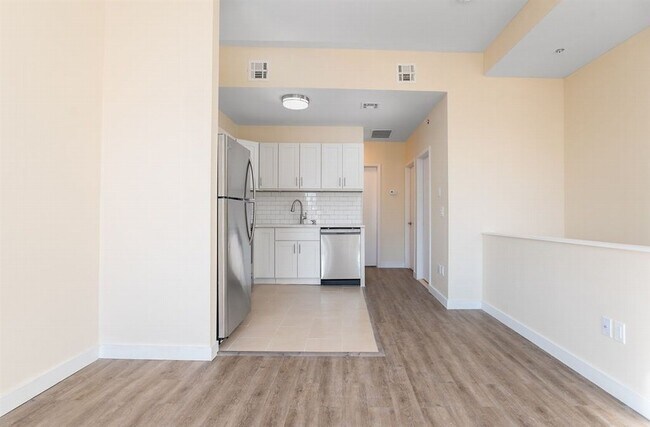 Building Photo - 677 Bergen Ave