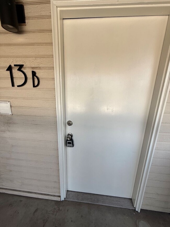 Building Photo - Now renting 2 bedroom Condo upstairs  to v...