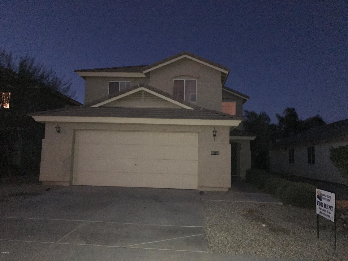 Primary Photo - 1152 E Lakeview Dr