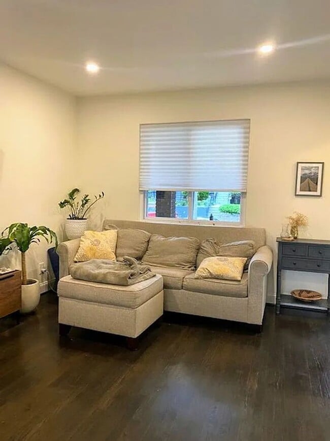 Foto del edificio - Brentwood Beauty