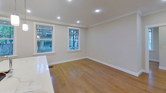 Building Photo - 13 Mansfield St