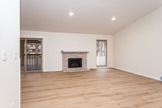 Foto del edificio - Spacious & Bright Broadmoor Townhome with Covered Deck!