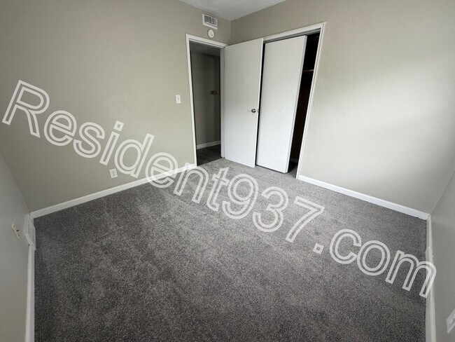 Foto del edificio - 1047 Blakley Dr