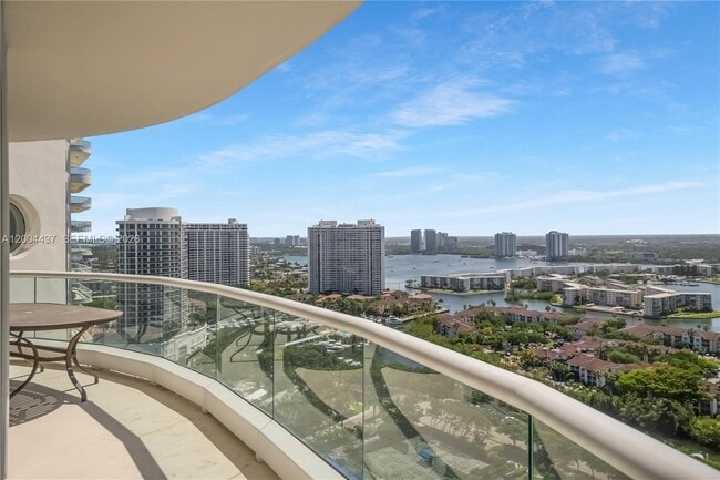 Foto del edificio - 7000 Island Blvd