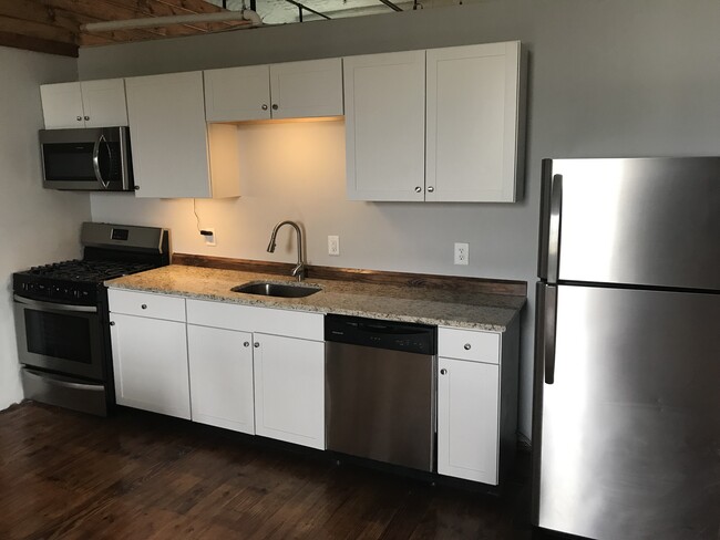 stainless steel appliances and granite countertops! - 558 St Francis St