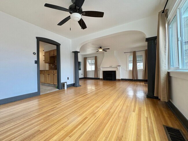 Foto del edificio - Remodeled 3 Bedroom Home - Pets Welcome + Big Backyard & Basement!