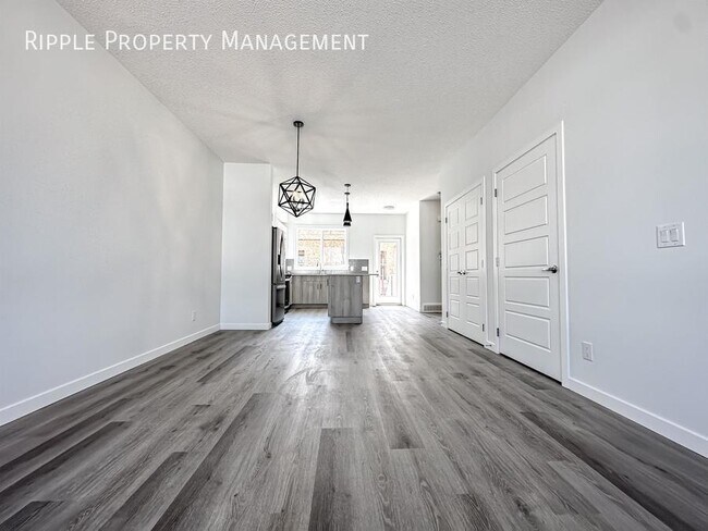 Photo du bâtiment - Modern 3 Beds, 2.5 Baths TownHouse | Avail...