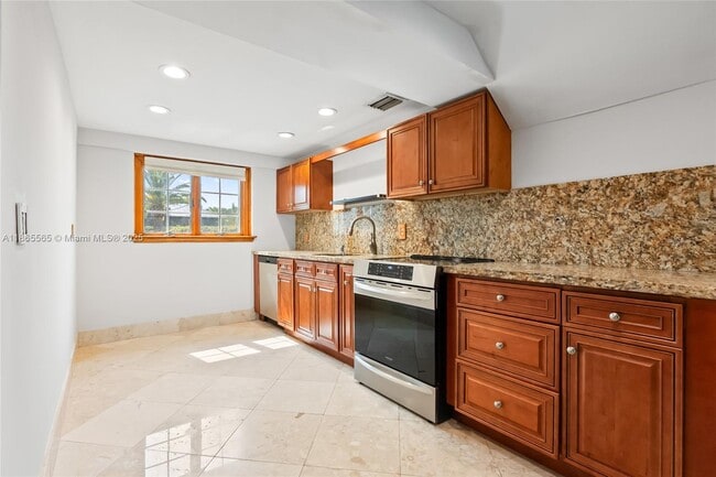 Building Photo - 2530 Okeechobee Ln