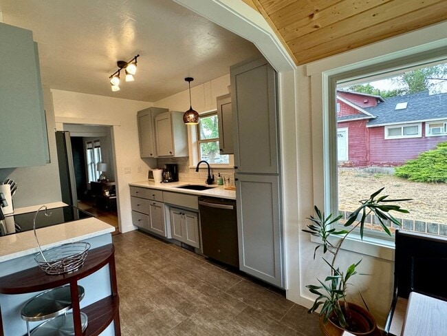 Building Photo - Beautiful Home Near Downtown CDA Furnished...