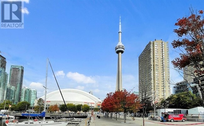 Photo du bâtiment - 270 Queens Quay W