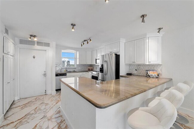 Foto del edificio - 3100 NE 49th St