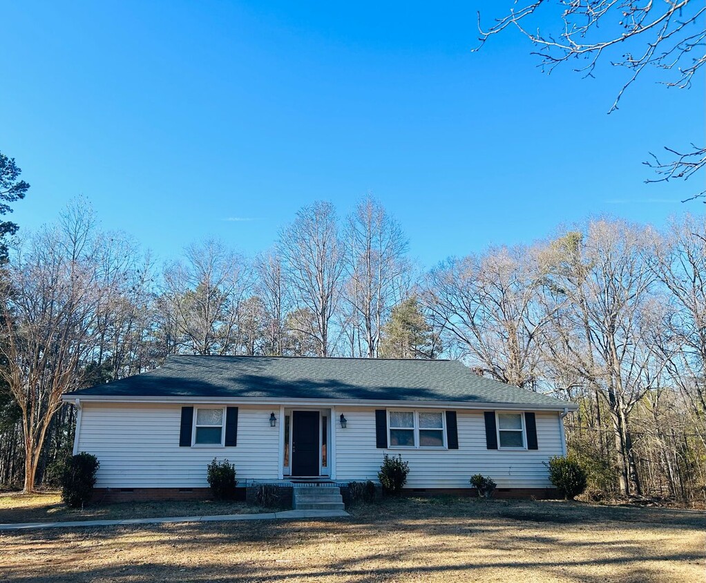 Primary Photo - Freshly Renovated 3/2 on a Private 2 Acre Lot