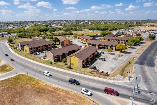 Foto aérea - Towne East Village Apartment Homes
