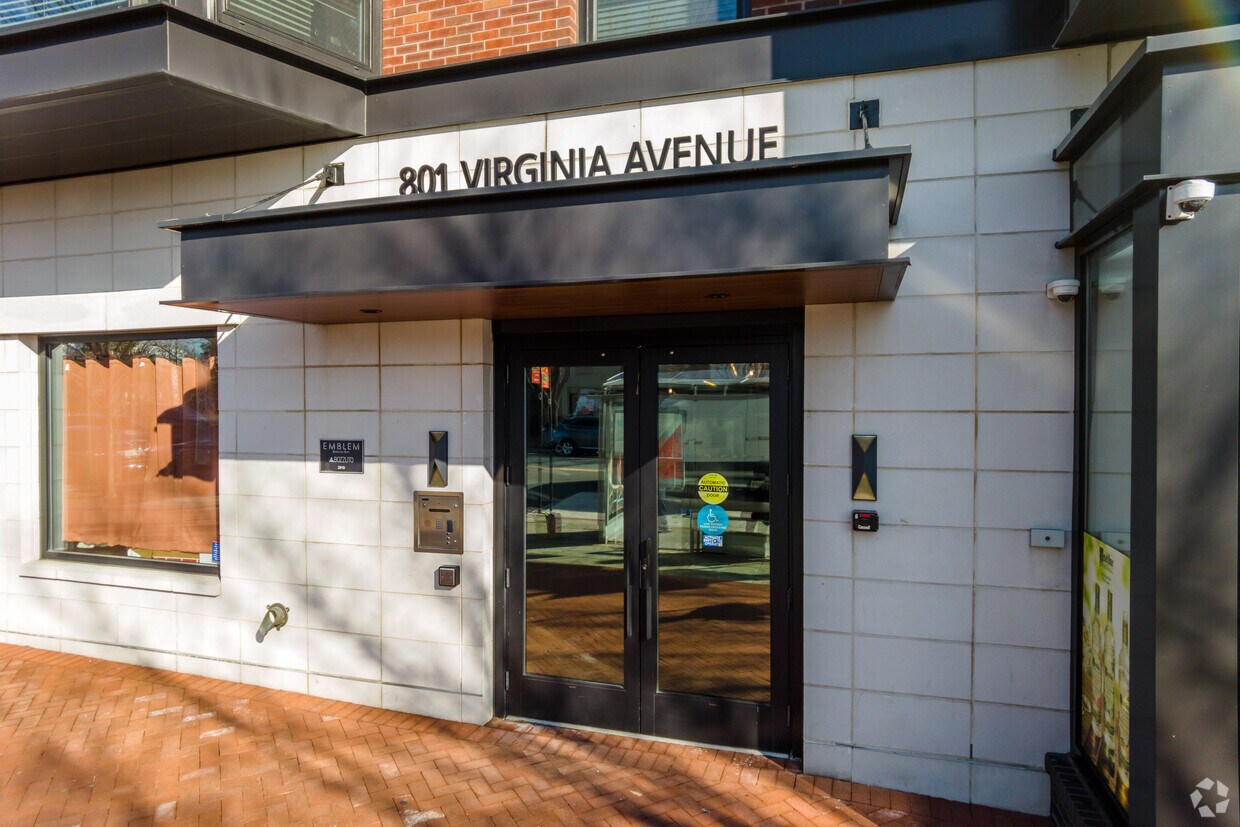 Entrada principal - 801 Virginia Ave SE