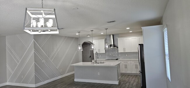 Building Photo - 1402 SW Bargello Ave