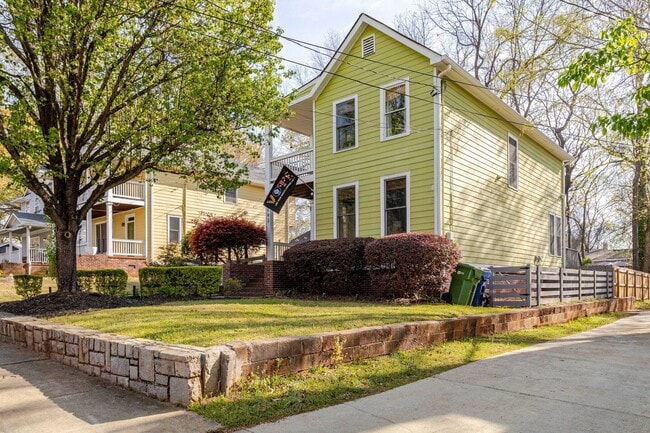 Building Photo - 992 Fern Ave SE