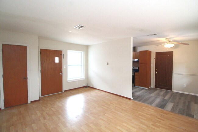 Foto del edificio - Updated 3-Bedroom Home with Carport & Outdoor Laundry!