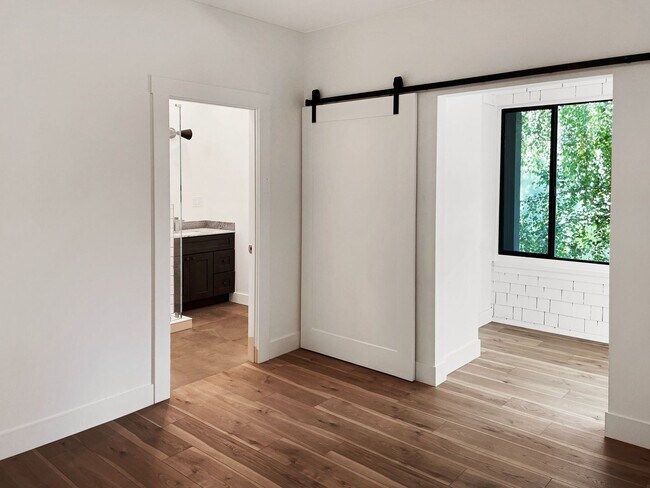 Foto del edificio - 1 br, 1 bath House - 15 Locust Ave Suite A