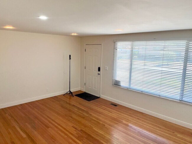 Building Photo - Beautiful 5 Bedroom, 3 Bathroom Family Home in Cottonwood Heights