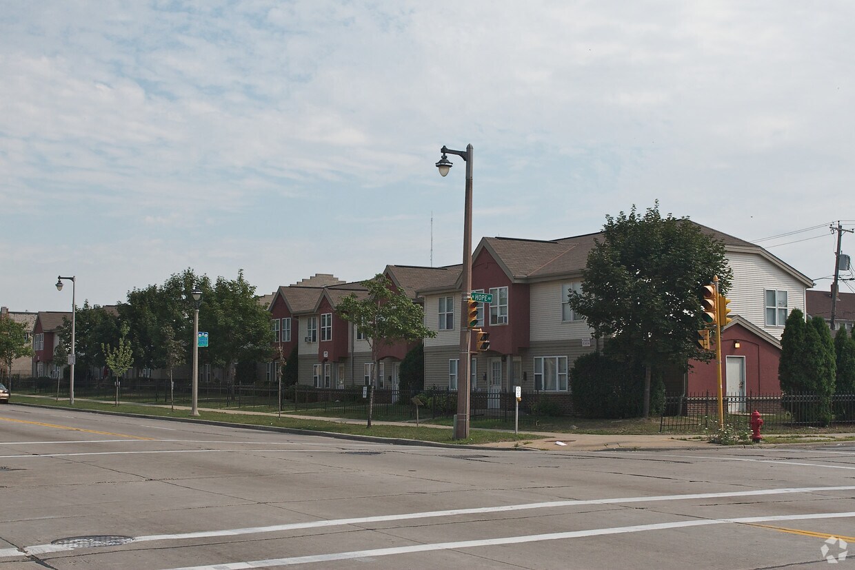 Building Photo - 4200-4240 N 27th, Milwaukee, WI 53216