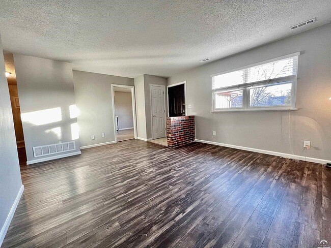 Foto del edificio - 3710 Brush Creek Dr