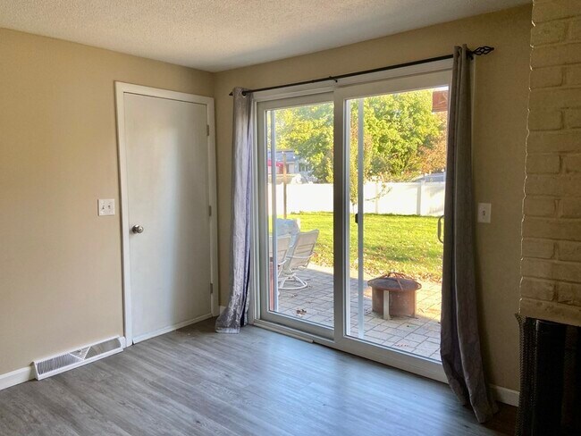 Foto del edificio - 10 Radcliffe Dr