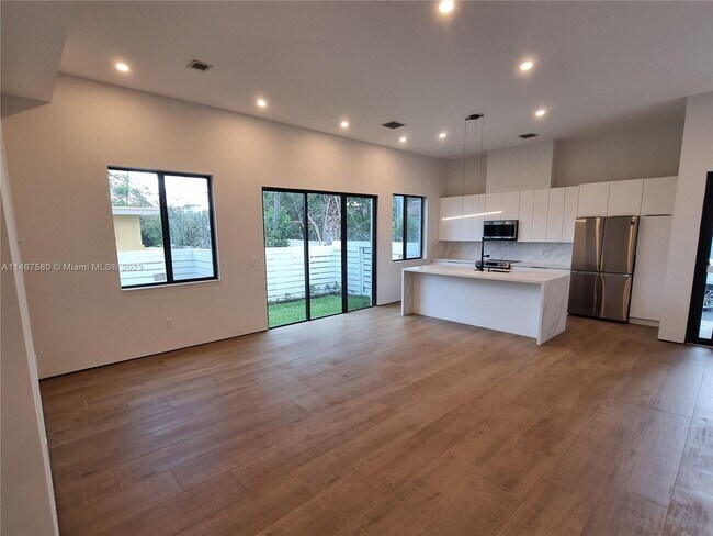 Foto del edificio - 808-810 NE 14th Pl