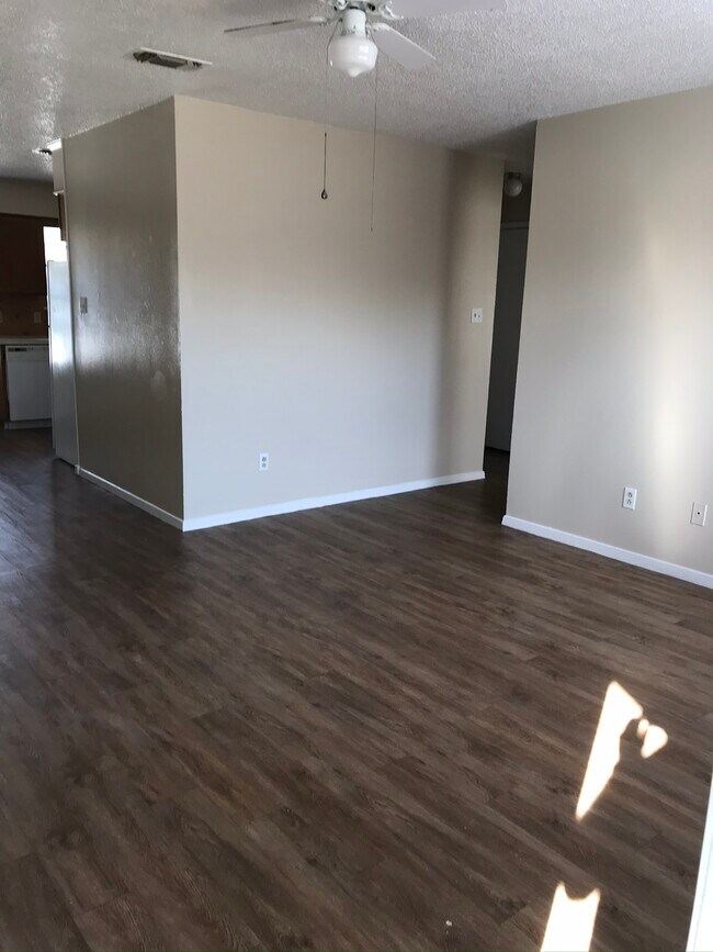 Living - 815 Richmond Rd