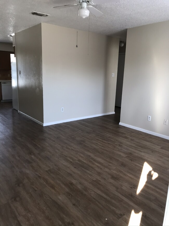 Living - 815 Richmond Rd