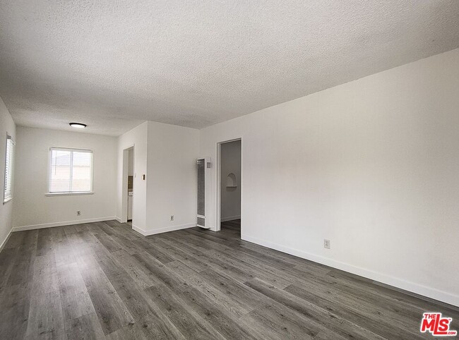 Building Photo - 1560 W 160th St