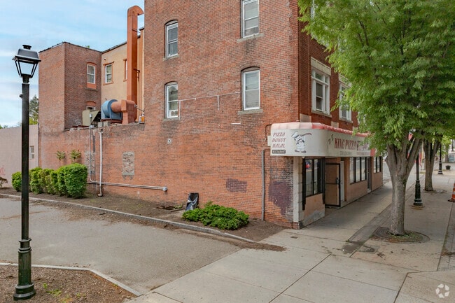 Building Photo - 33-39 Willow St
