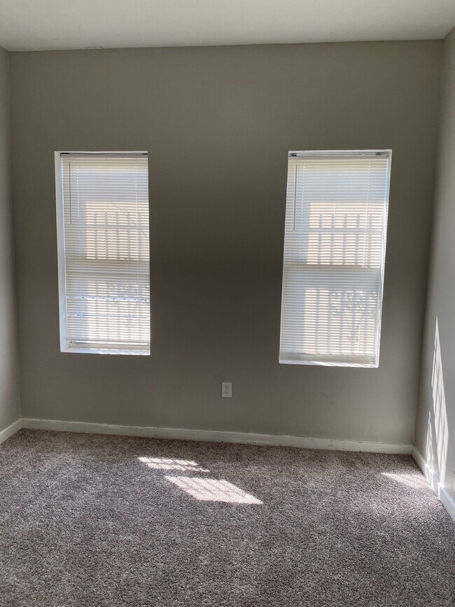 Building Photo - 521 N Curley St